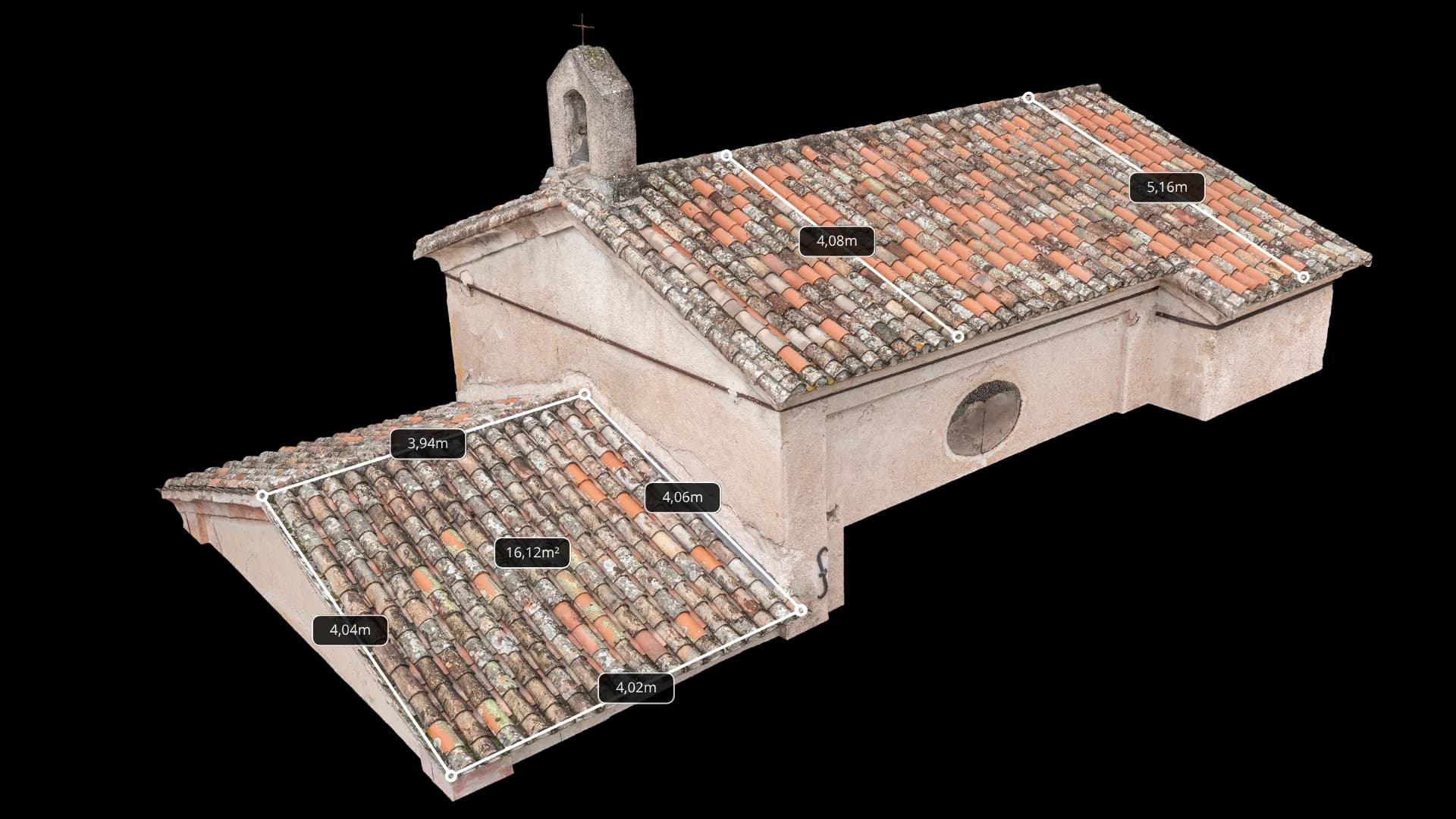 Prise de mesures sur la toiture d'une chapelle