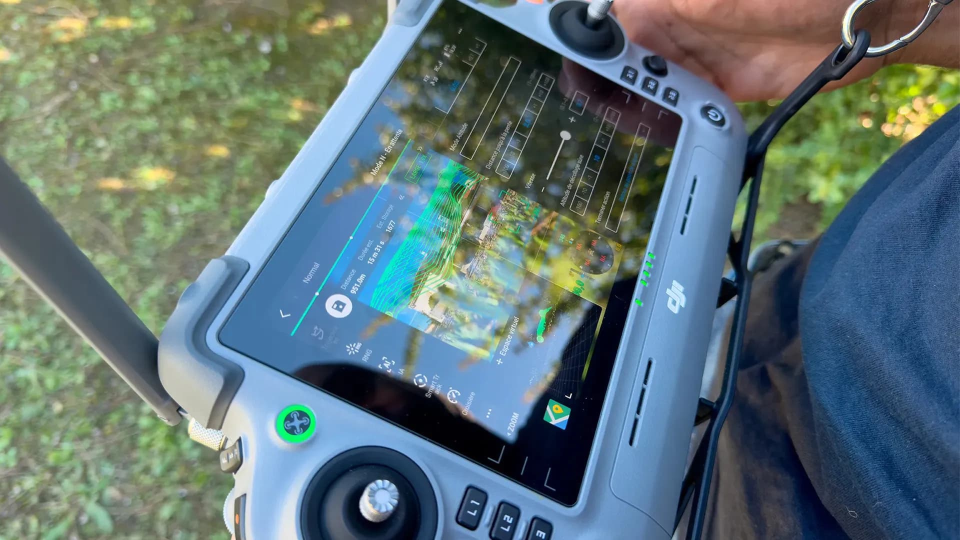 Télécommande de drone utilisée lors d'un relevé 3D