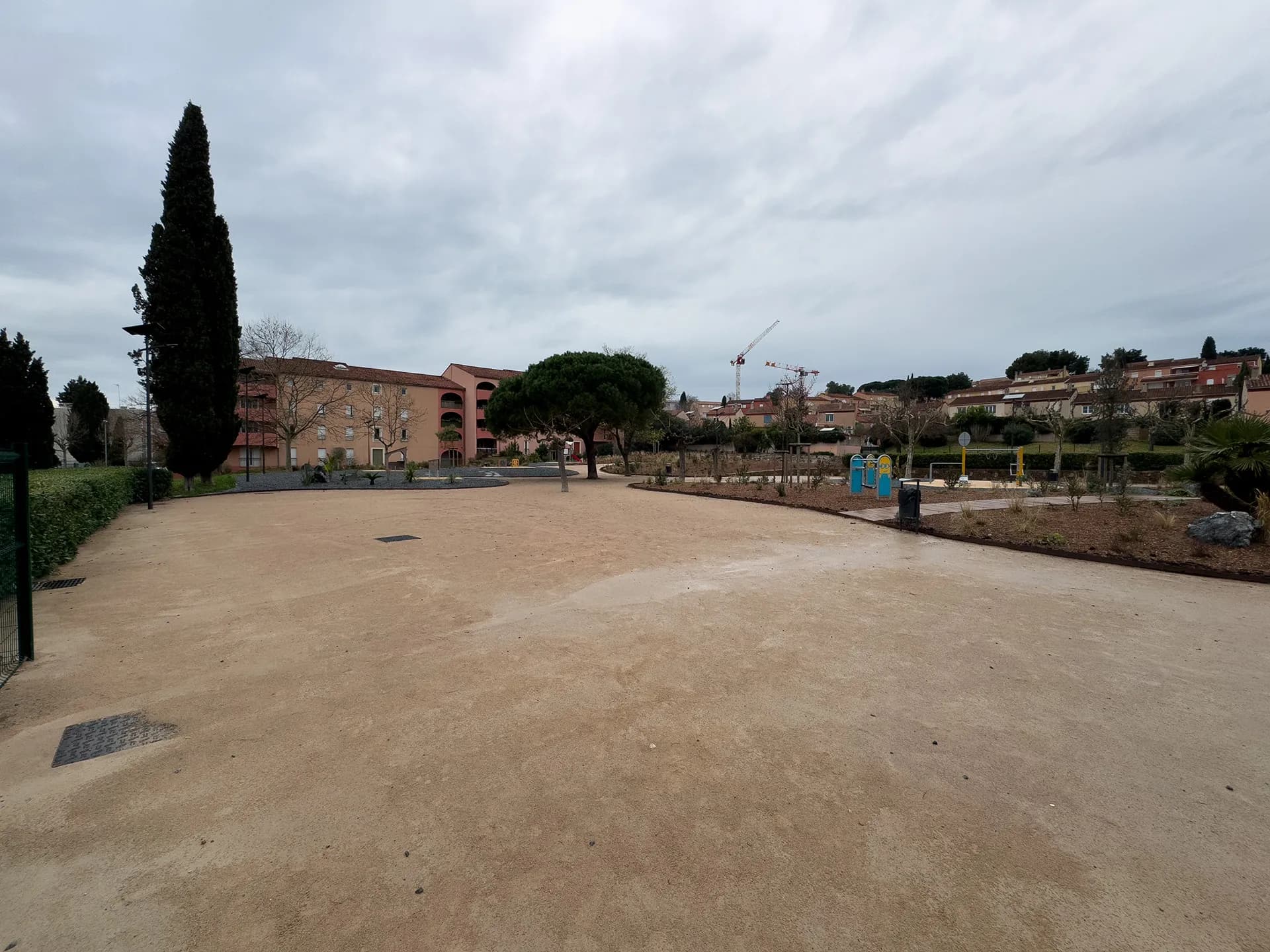 Photographie d'un aménagement de parc urbain après travaux