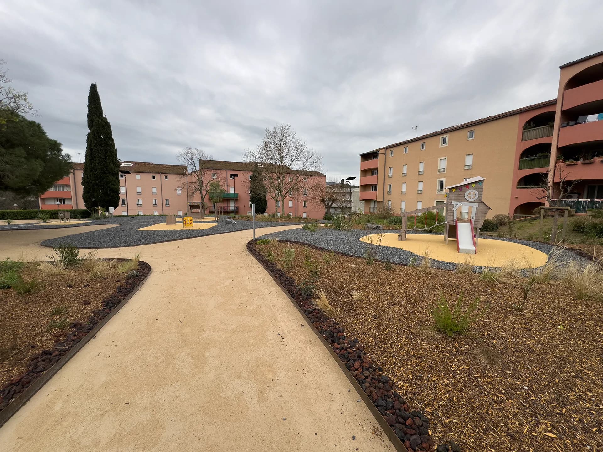 Photographie d'un aménagement de parc urbain après travaux