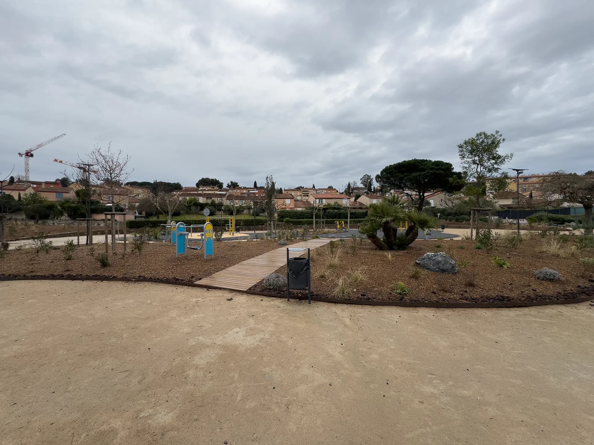 Photographie d'un aménagement de parc urbain après travaux
