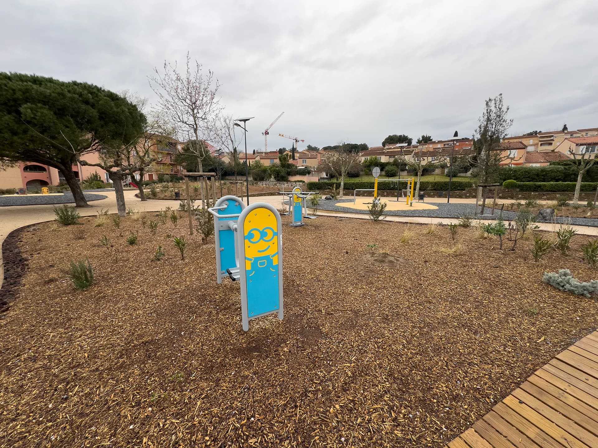 Photographie d'un aménagement de parc urbain après travaux