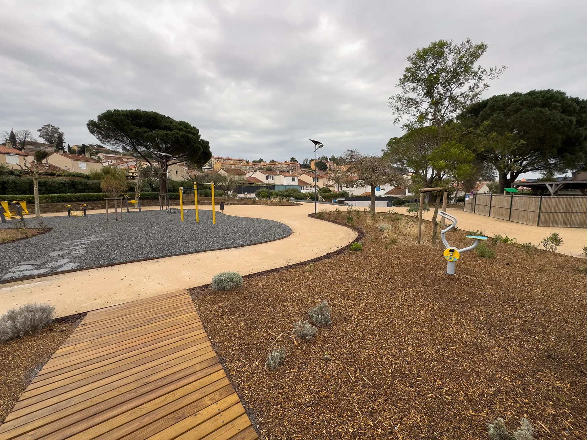 Photographie d'un aménagement de parc urbain après travaux