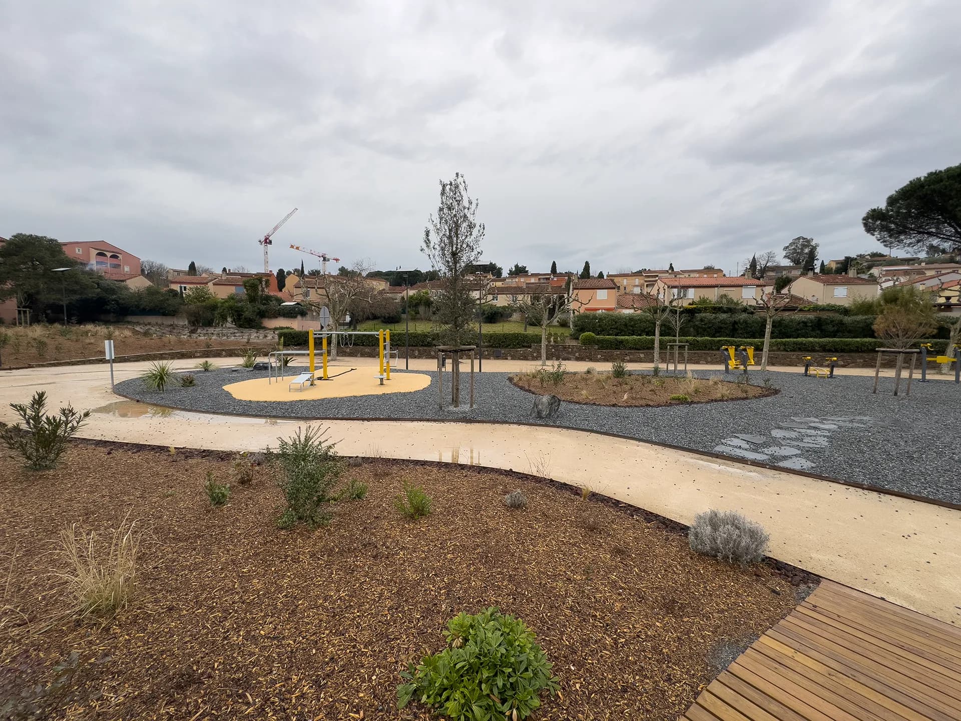 Photographie d'un aménagement de parc urbain après travaux