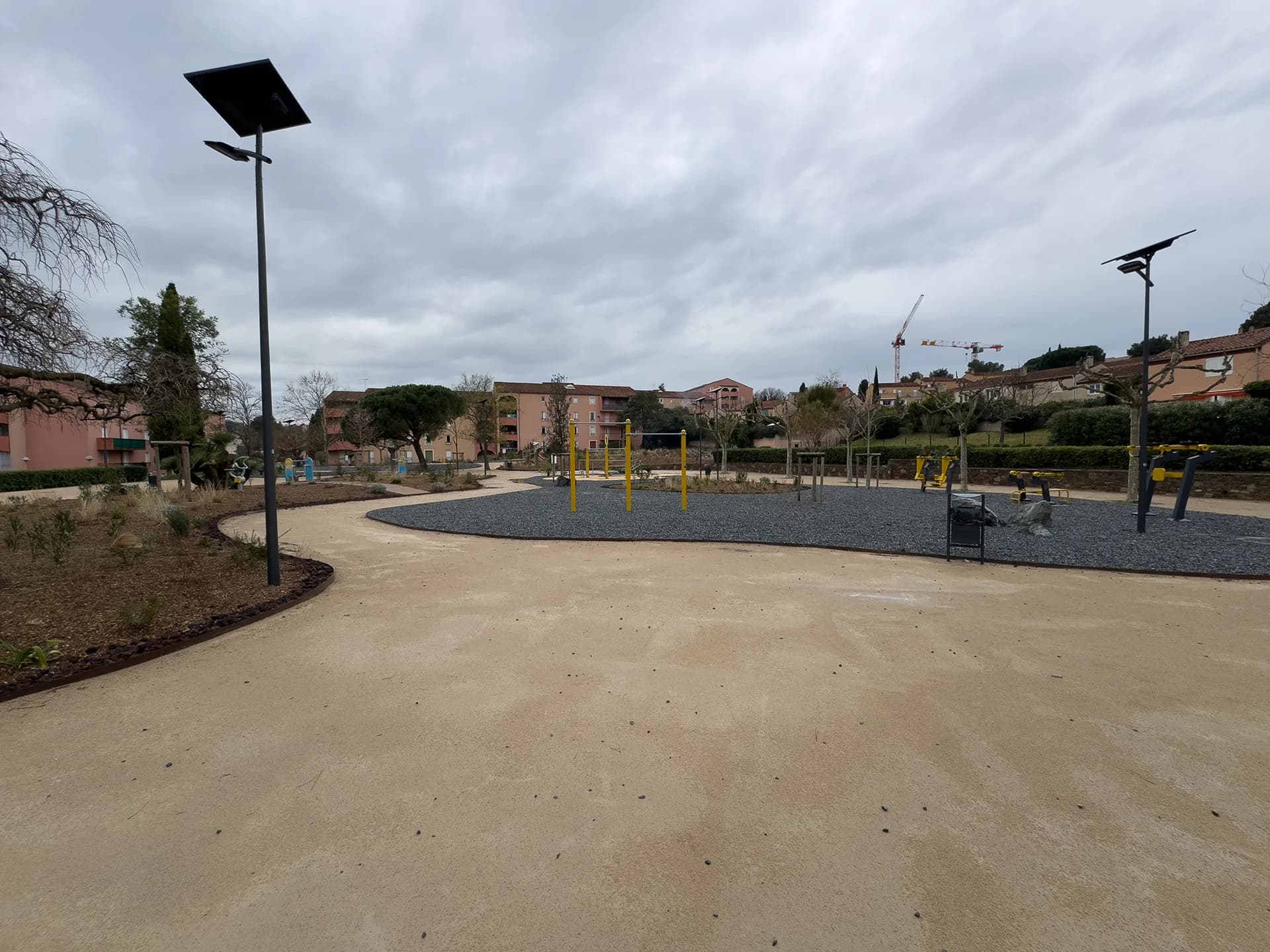 Photographie d'un aménagement de parc urbain après travaux