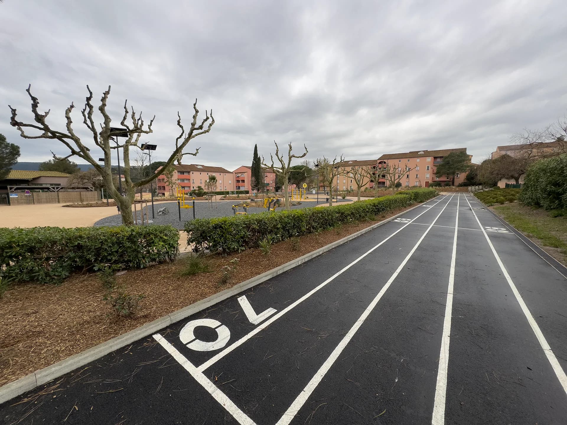Photographie d'un aménagement de parc urbain après travaux