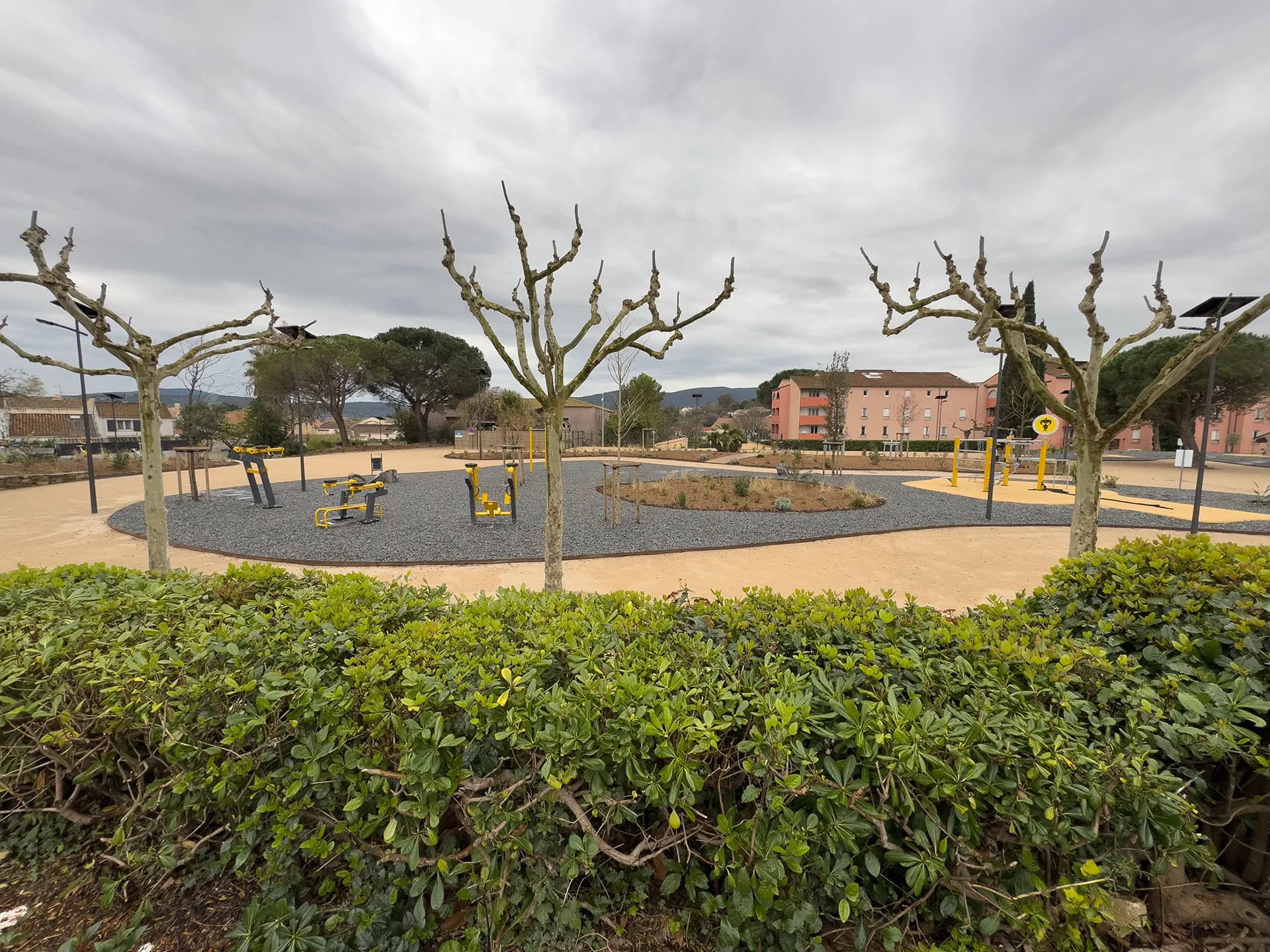 Photographie d'un aménagement de parc urbain après travaux