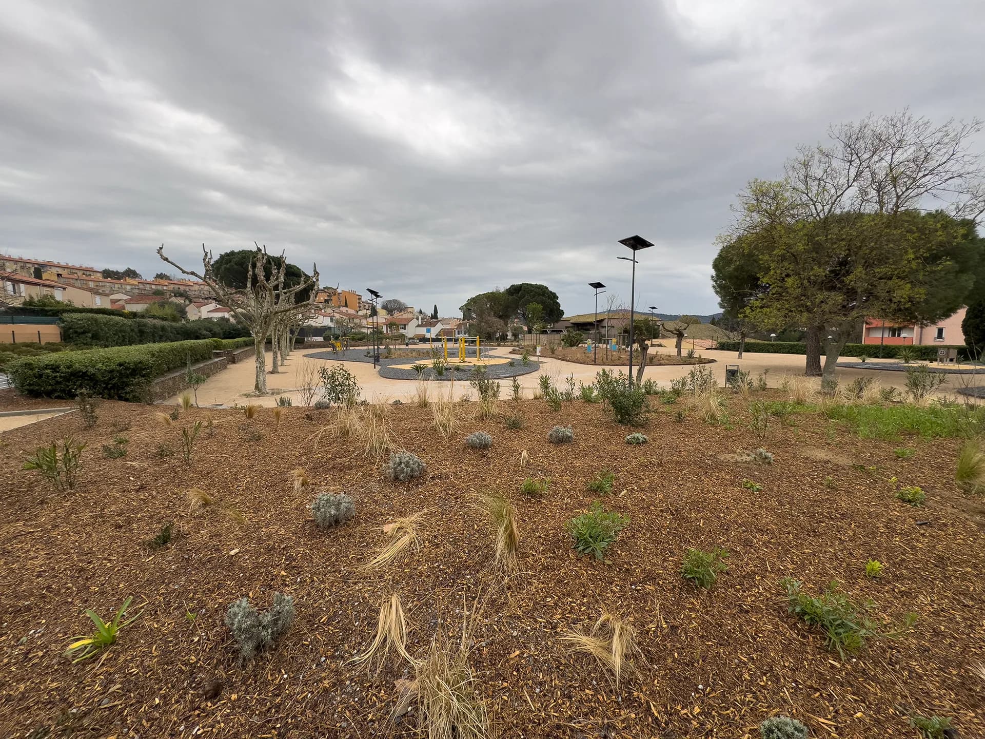 Photographie d'un aménagement de parc urbain après travaux